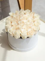 white-roses-box-arrengement-flowers-in-kadriye-1.webp